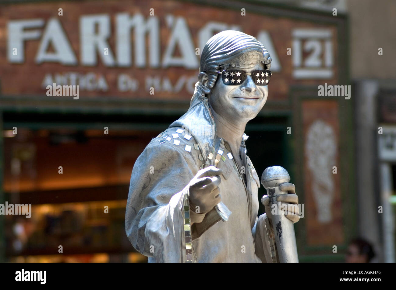Las Ramblas. Statua umana street performer con scintillante argentea Elvis Presley la rappresentazione. Barcellona Spagna Foto Stock