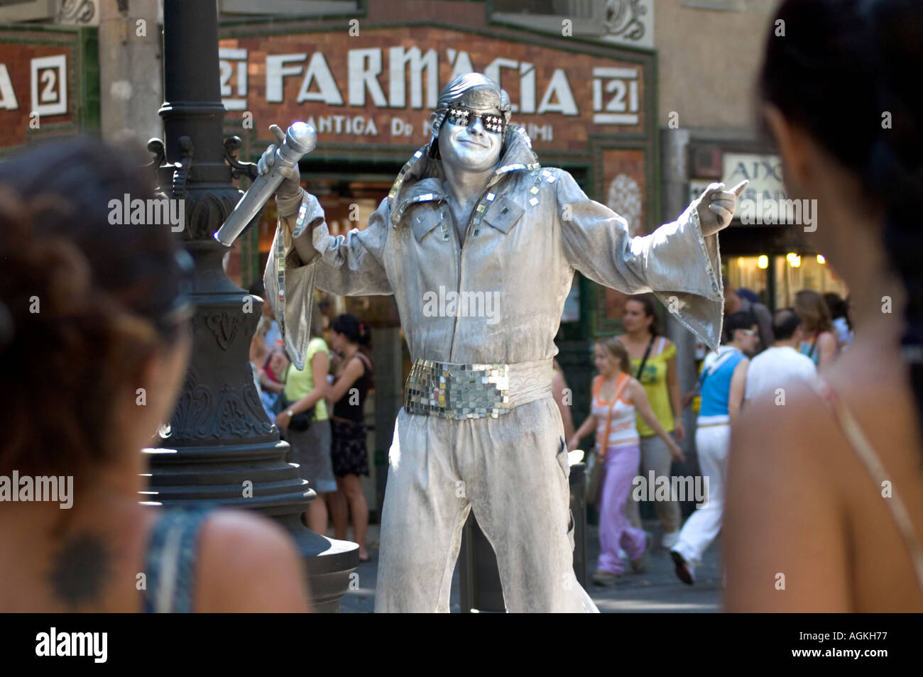 Las Ramblas. Statua umana street performer con scintillante argentea Elvis Presley la rappresentazione. Barcellona Spagna Foto Stock