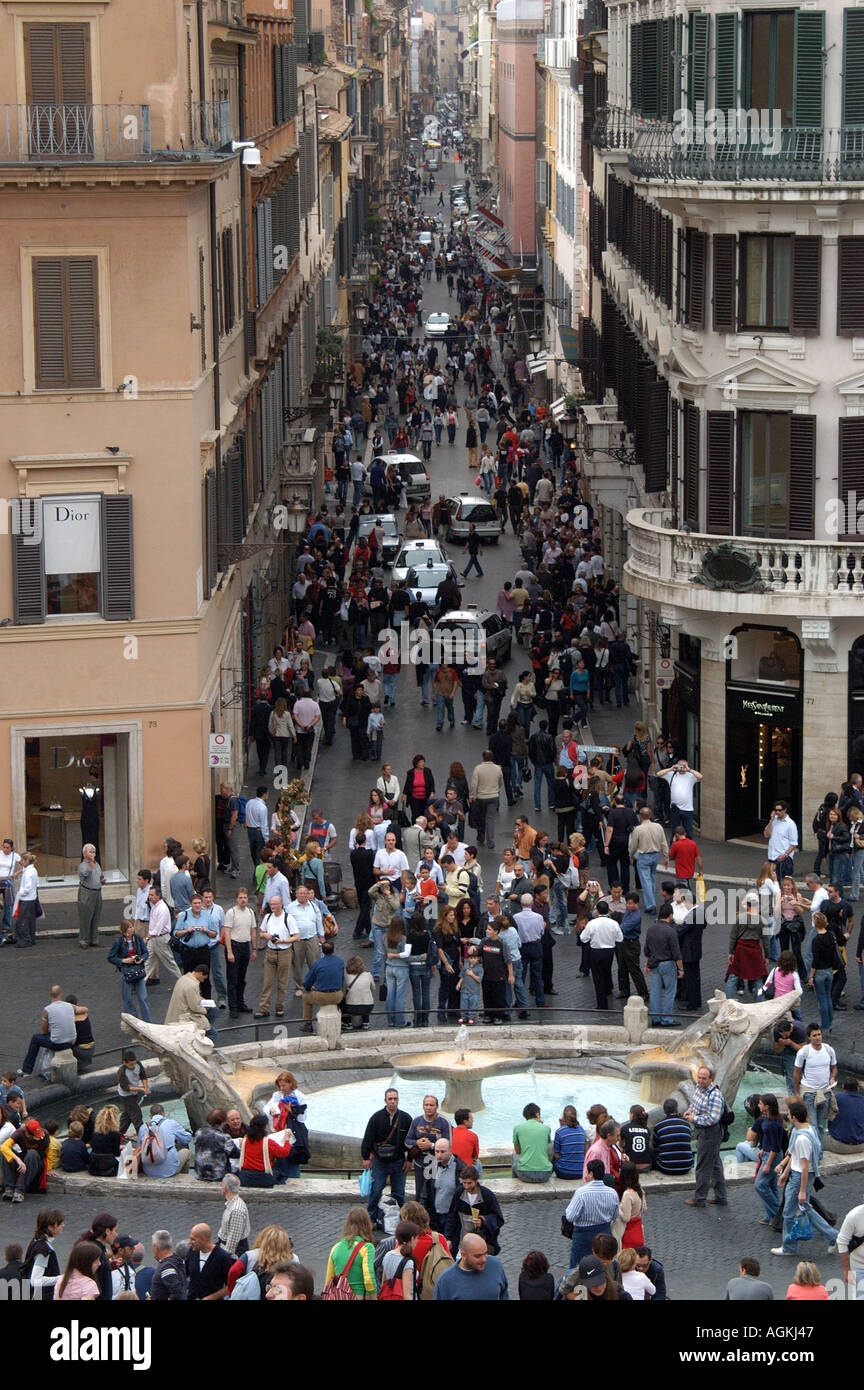 Fontana della Barcaccia in piazza di Spagna e la vista di Via Condotti Roma Italia Foto Stock