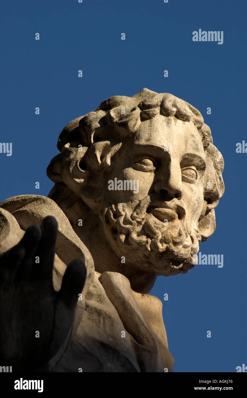 Dettaglio di una delle dodici apostolo statue davanti alla chiesa dei SS Pietro e Paolo Cracow Polonia Foto Stock