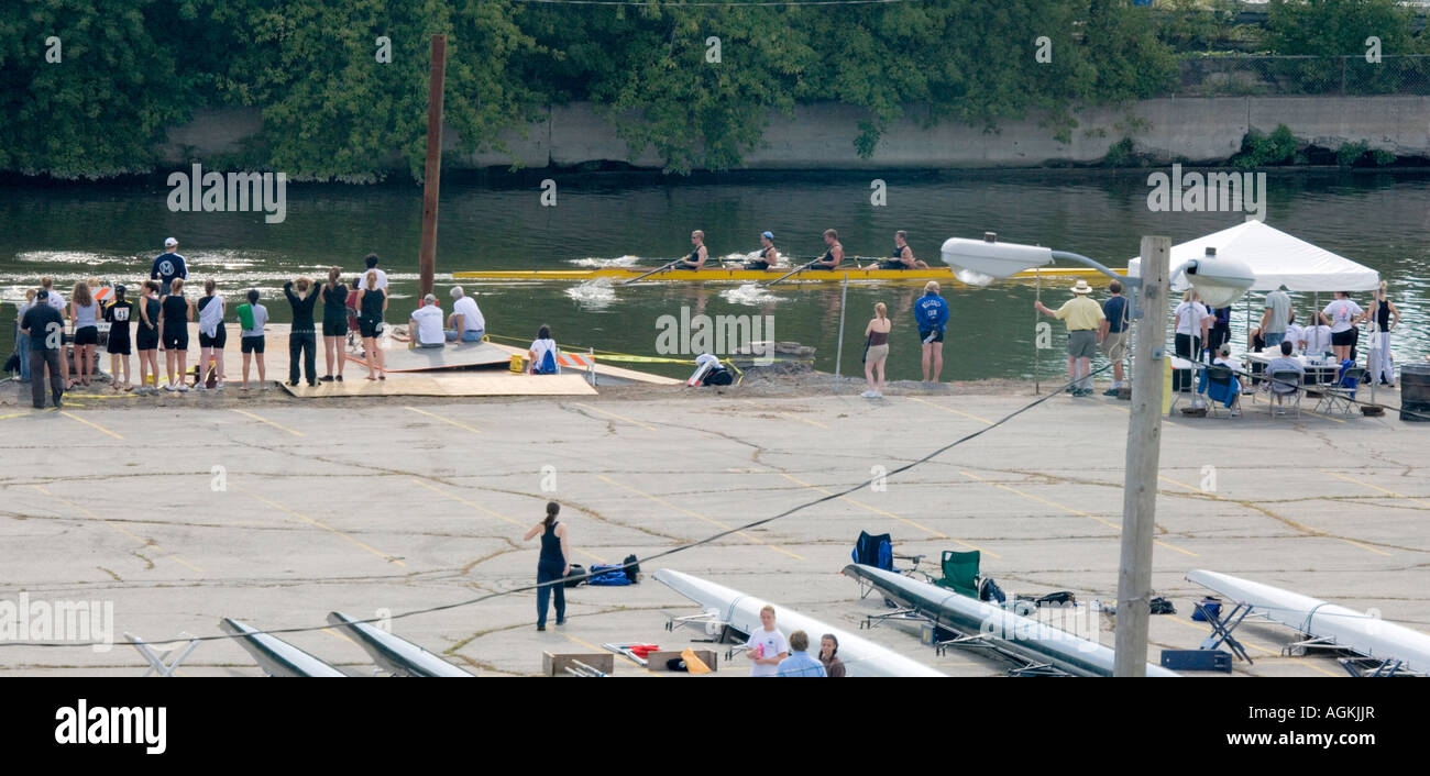 Milwaukee River sfida crew boat race. Foto Stock