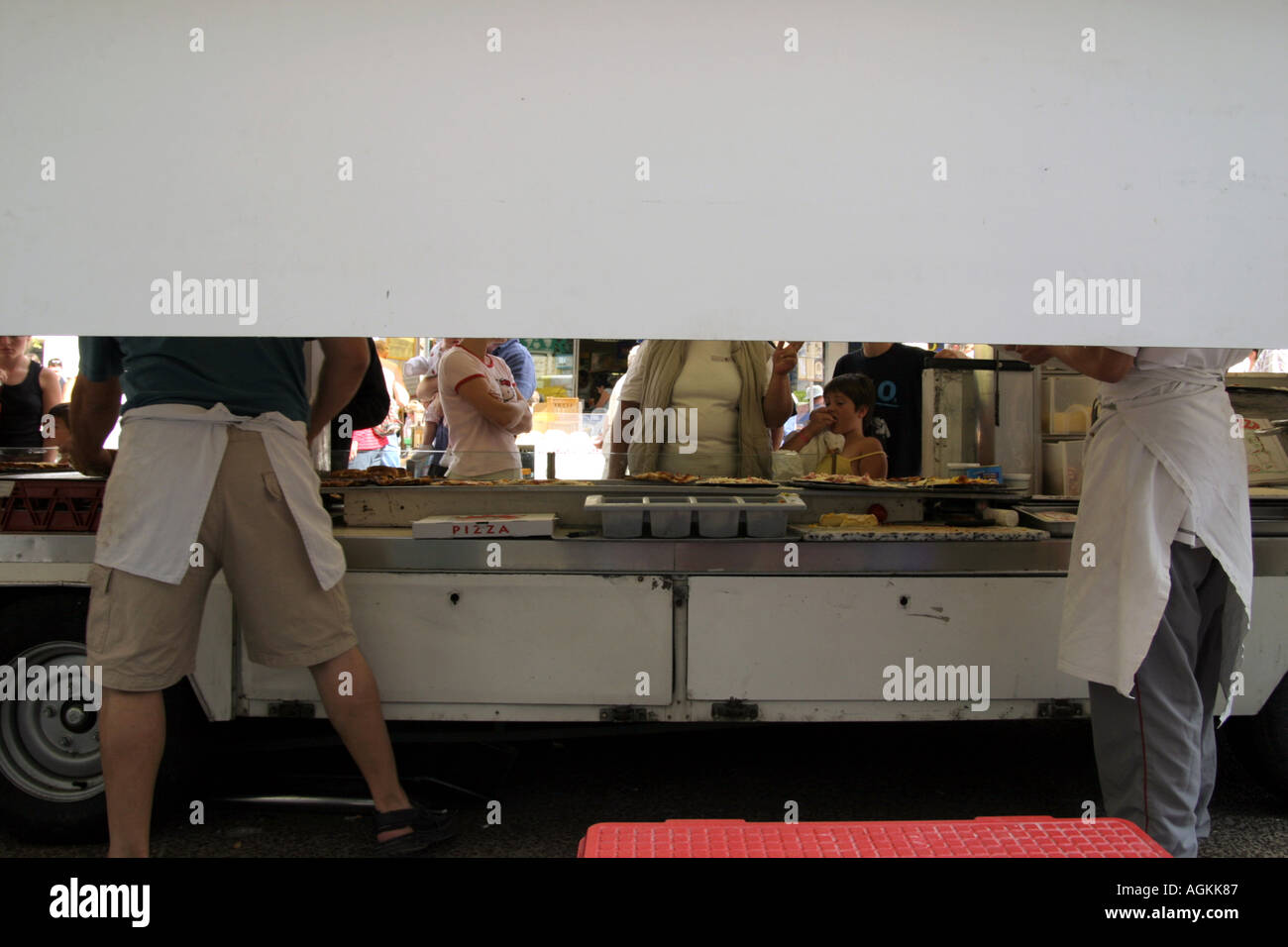 Vista posteriore della cucina pizza in un mercato di Briquebec Normandia Francia Foto Stock