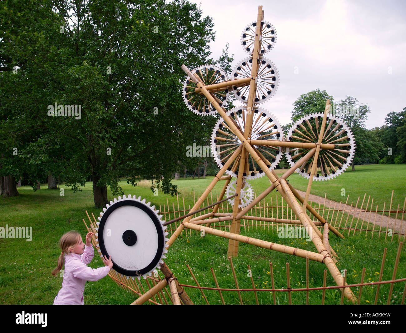 Bambina 7 anni giocando con macchina musicale fatto di bambù Chaumont sur Loire Francia Foto Stock