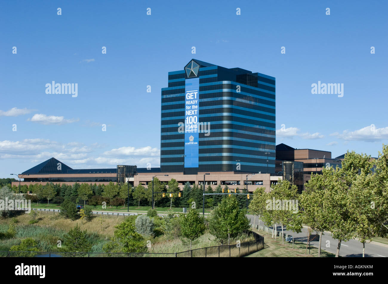 La Chrysler World Headquarters con ottenere pronto per i prossimi 100 anni banner Foto Stock