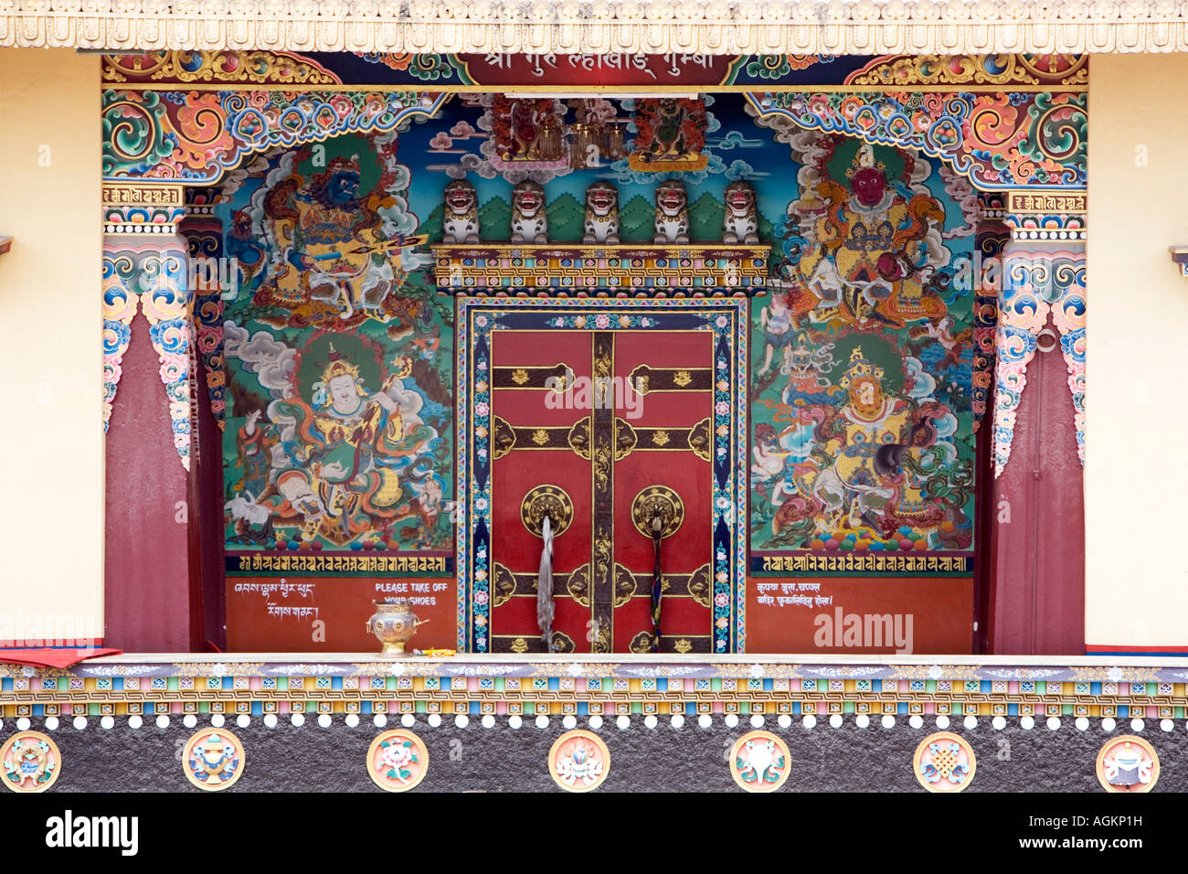 Monastero tibetano dipinta porta. Stupa Boudhanath, Pashupatinath Kathmandu, Nepal Foto Stock
