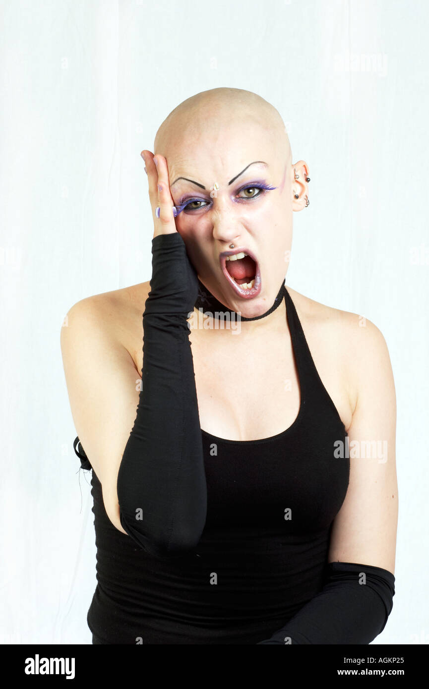 La testa rasata bald ragazza urlando gotica Foto Stock