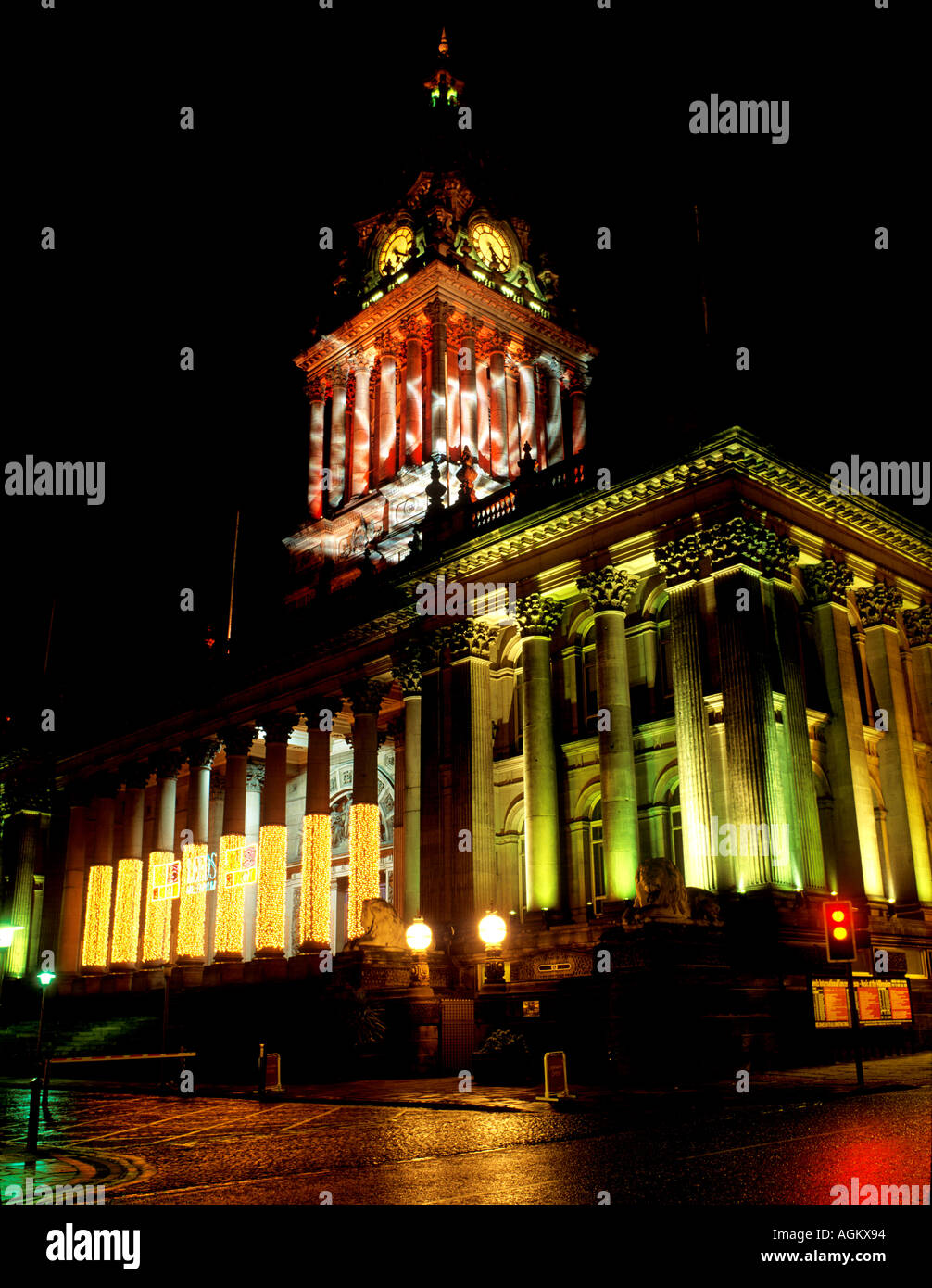 Leeds Town Hall a notte di Natale dal West Yorkshire Regno Unito Foto Stock