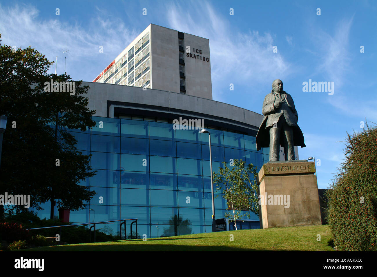 L'J B Priestley statua con il Museo Nazionale della Fotografia il film e la televisione Bradford West Yorkshire Regno Unito Foto Stock