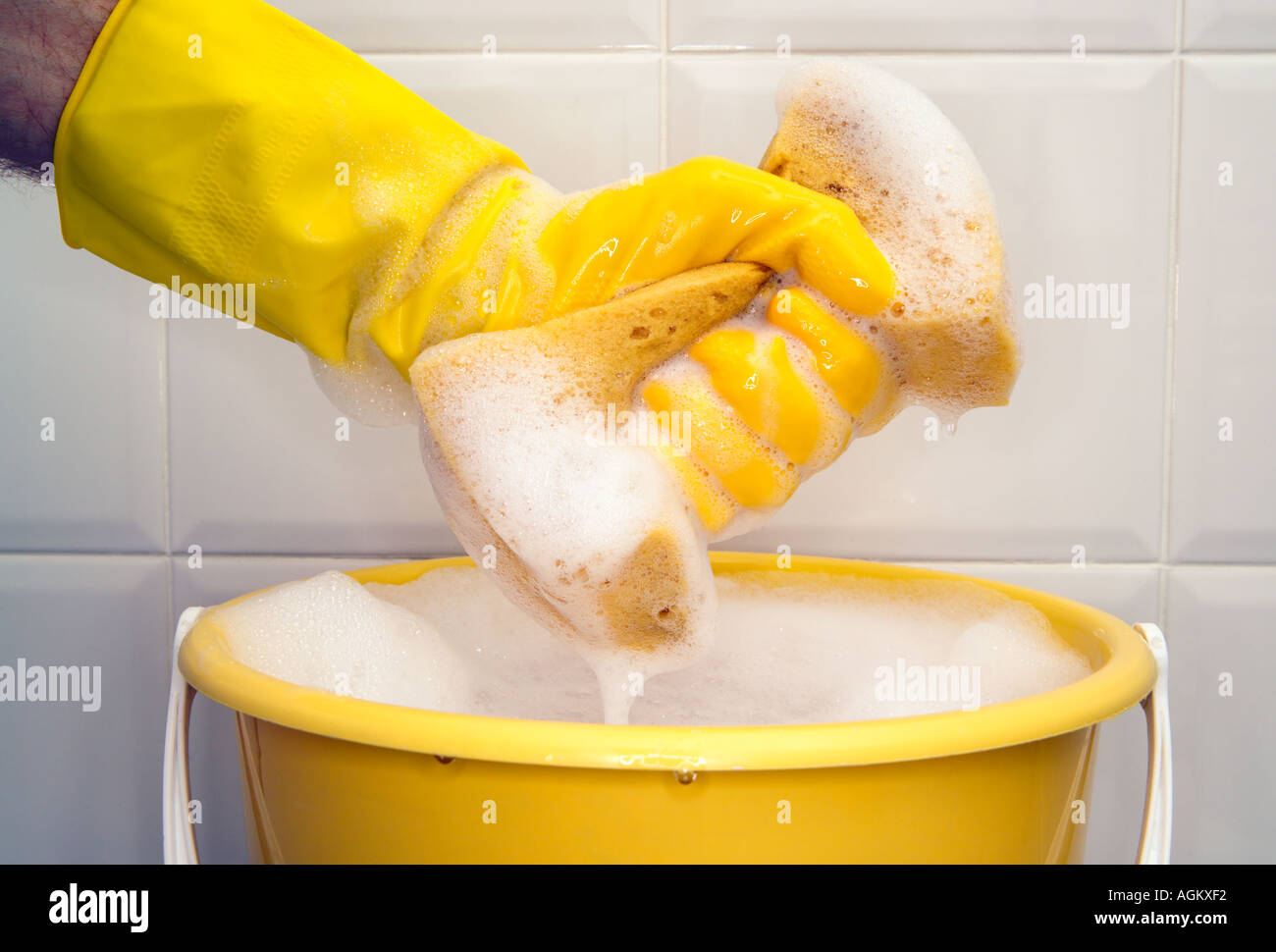 Man spreme fuori una spugna sulla benna Foto Stock