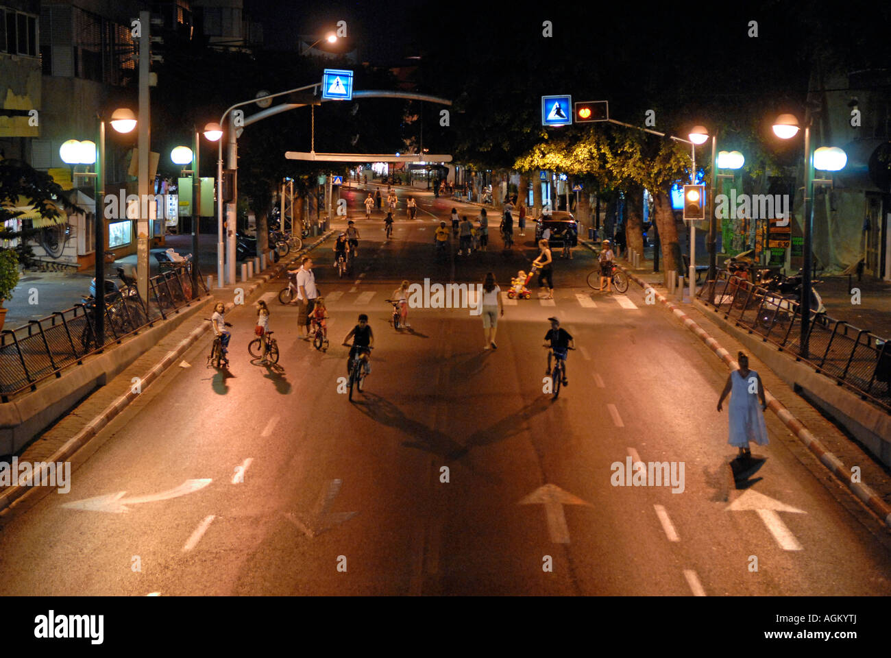 La gente ride le loro biciclette su Via Dizengoff come Ebrei mark Yom Kippur, il santissimo giorno dell'anno ebraico, e di astenersi dalla guida. Israele Foto Stock