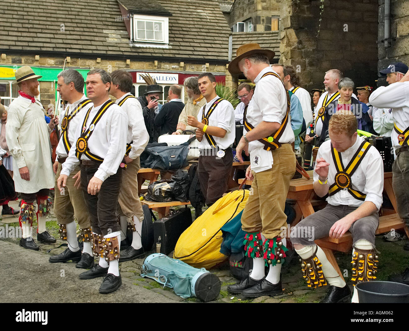 Morris uomini rilassante prima di balli presso un festival folk nello Yorkshire, Inghilterra, Regno Unito Foto Stock