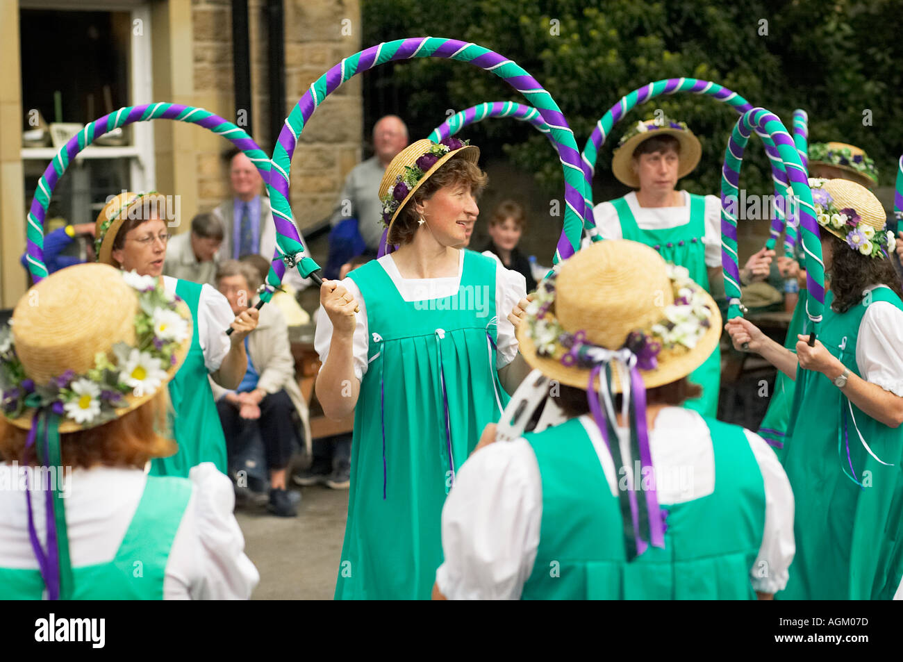 Buttercross Belles morris ballerini danzare in un Folk Festival Yorkshire England Regno Unito Foto Stock