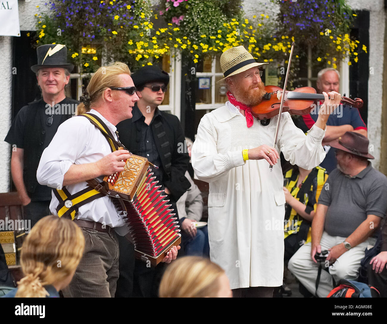 I musicisti in costume tradizionale gioco per il morris ballerini presso un festival folk nello Yorkshire, Inghilterra, Regno Unito Foto Stock