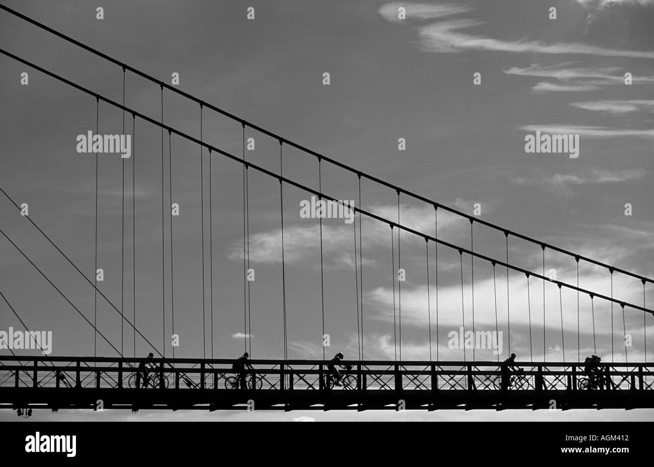 I ciclisti attraversando ponte Ardeche Francia 1 Foto Stock