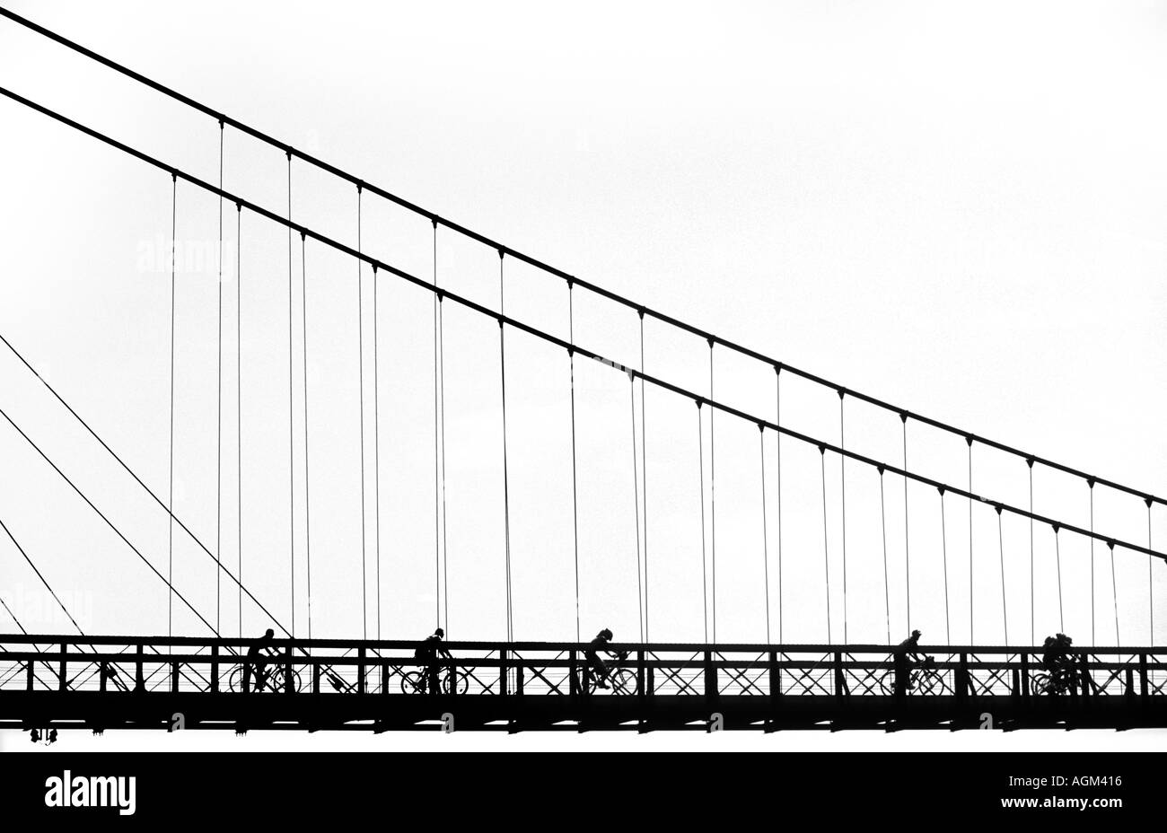 I ciclisti attraversando ponte Ardeche Francia 2 Foto Stock