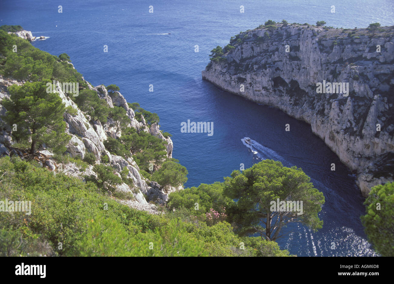 Tourboat in Calanques d en Vau Plateau de provence Castelvieil Mare Mediterraneo Francia Foto Stock
