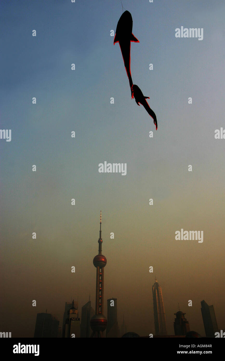 Shark Kite rispetto al Bund, Shanghai Foto Stock