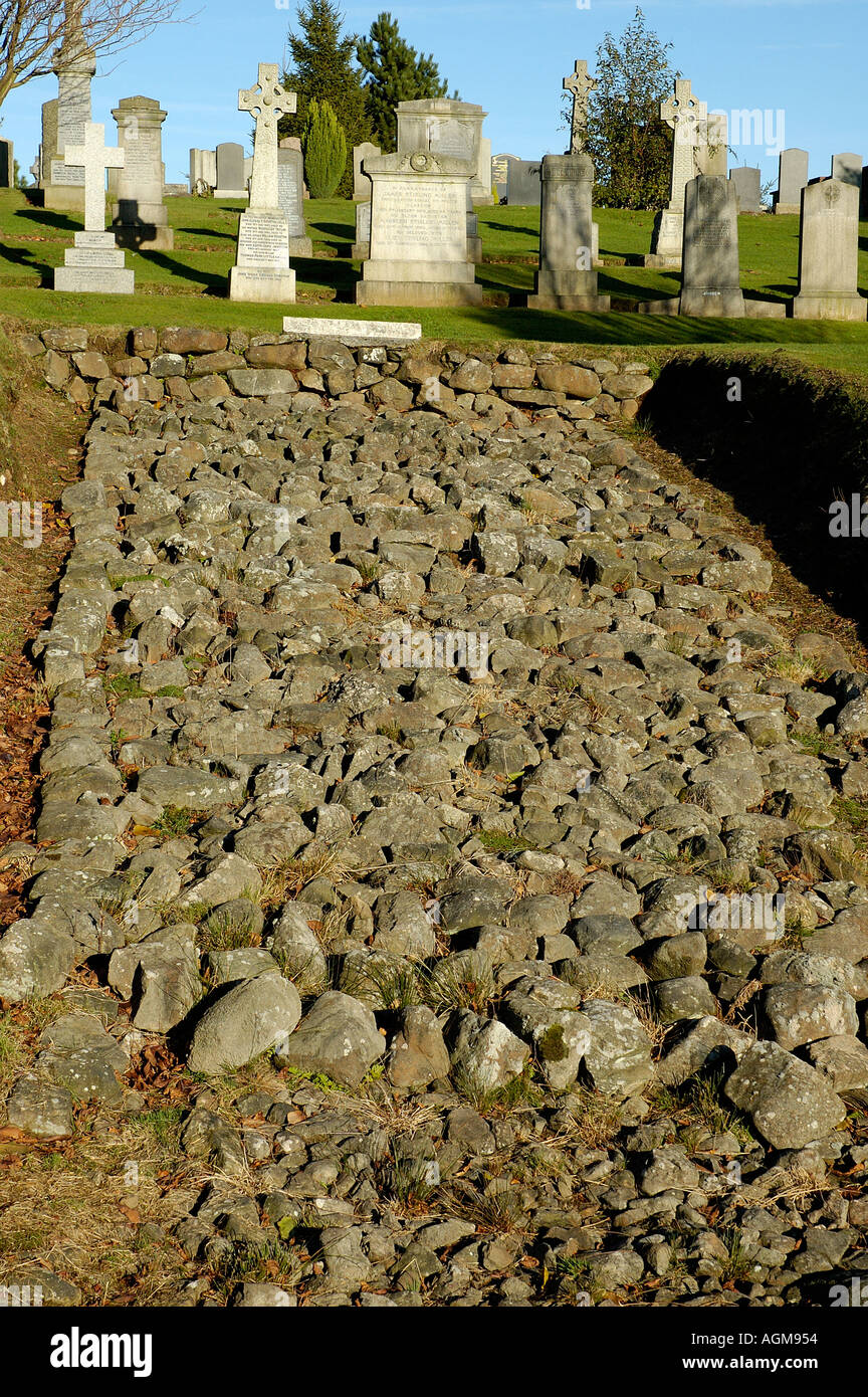 La sezione di base della pietra del Antonine Wall che corre dal Clyde al Forth Hillfoot Cimitero Bearsden Scozia Scotland Foto Stock