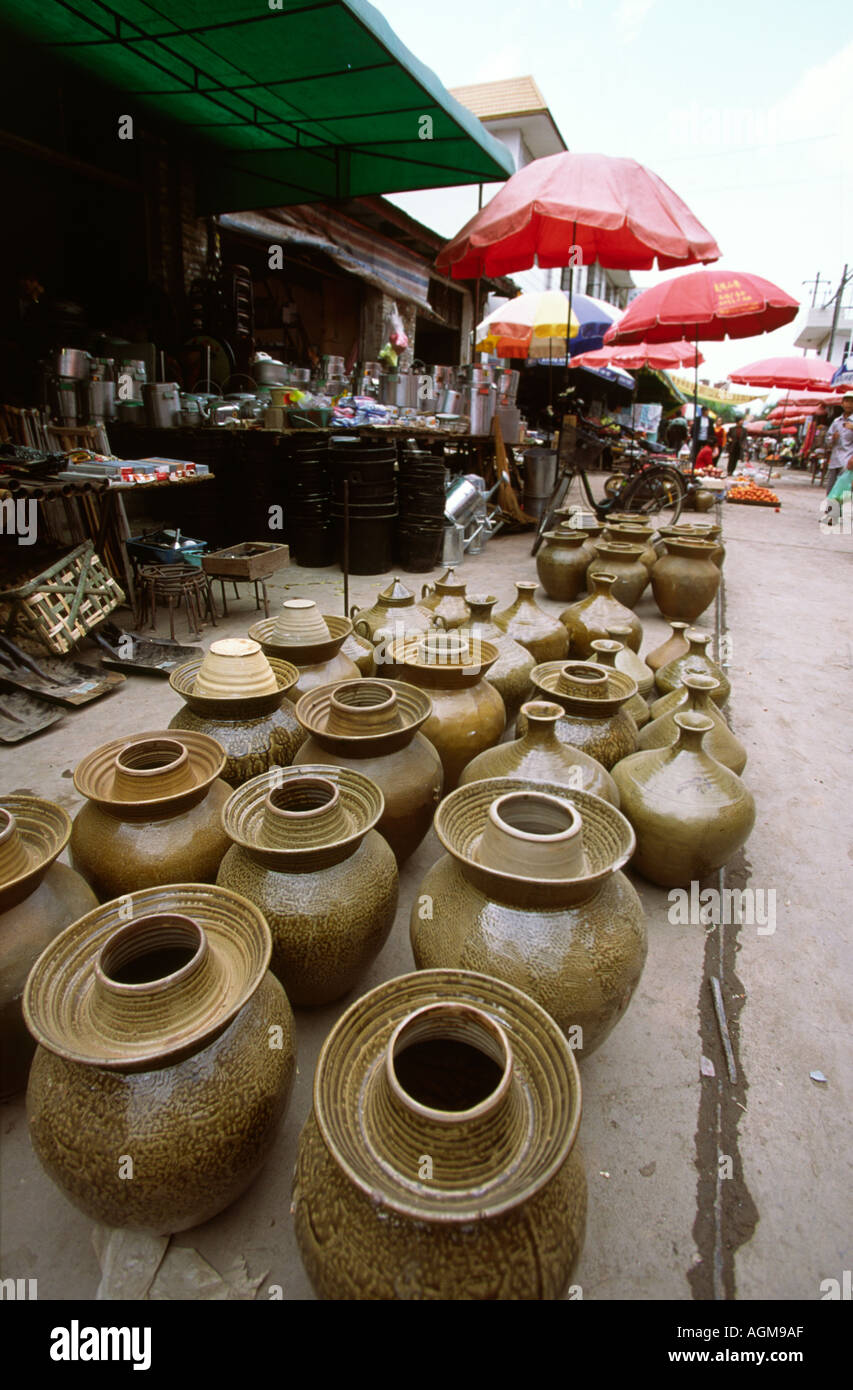 Cina Yunnan Xishuangbanna Galanba mercato stallo in ceramica Foto Stock