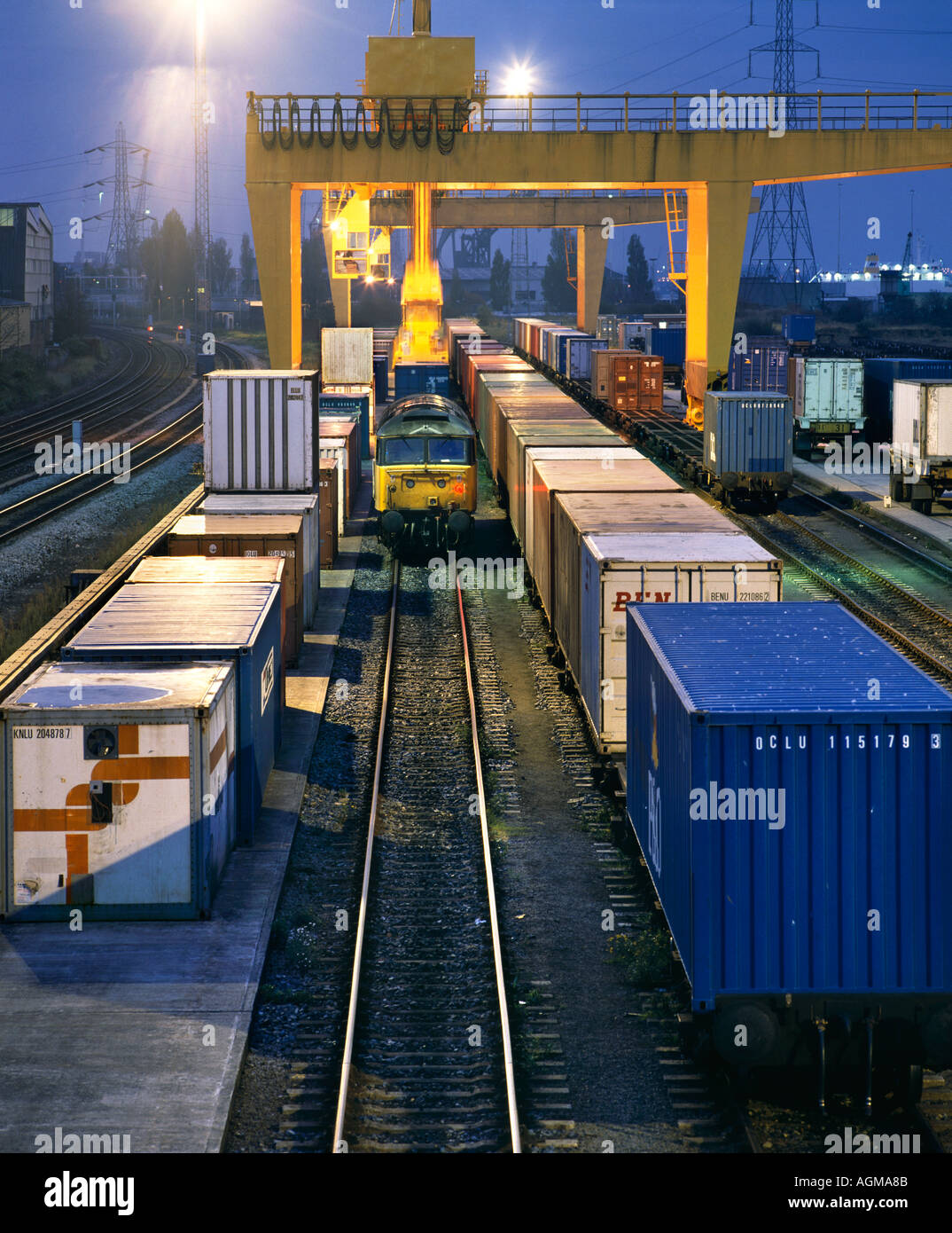 I container vengono caricati su un treno presso il terminal delle merci della ferrovia marittima, Southampton Docks, Inghilterra. Foto Stock