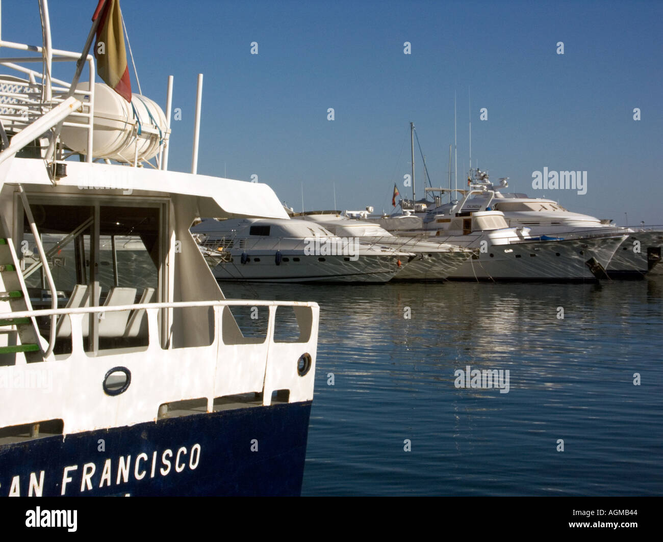 Puerto Banus Costa del Sol Spagna piacere di incrociatori Puerto Banus Costa del Sol Spagna sport il piacere fast cruiser Foto Stock