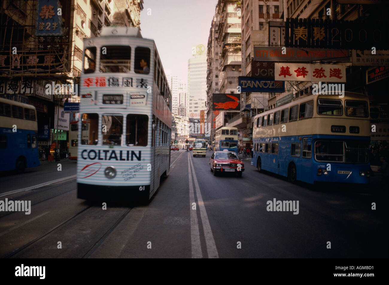 Il trasporto. Tram in una strada urbana in scena a Hong Kong nel sud-est asiatico in Estremo Oriente.Travel Foto Stock