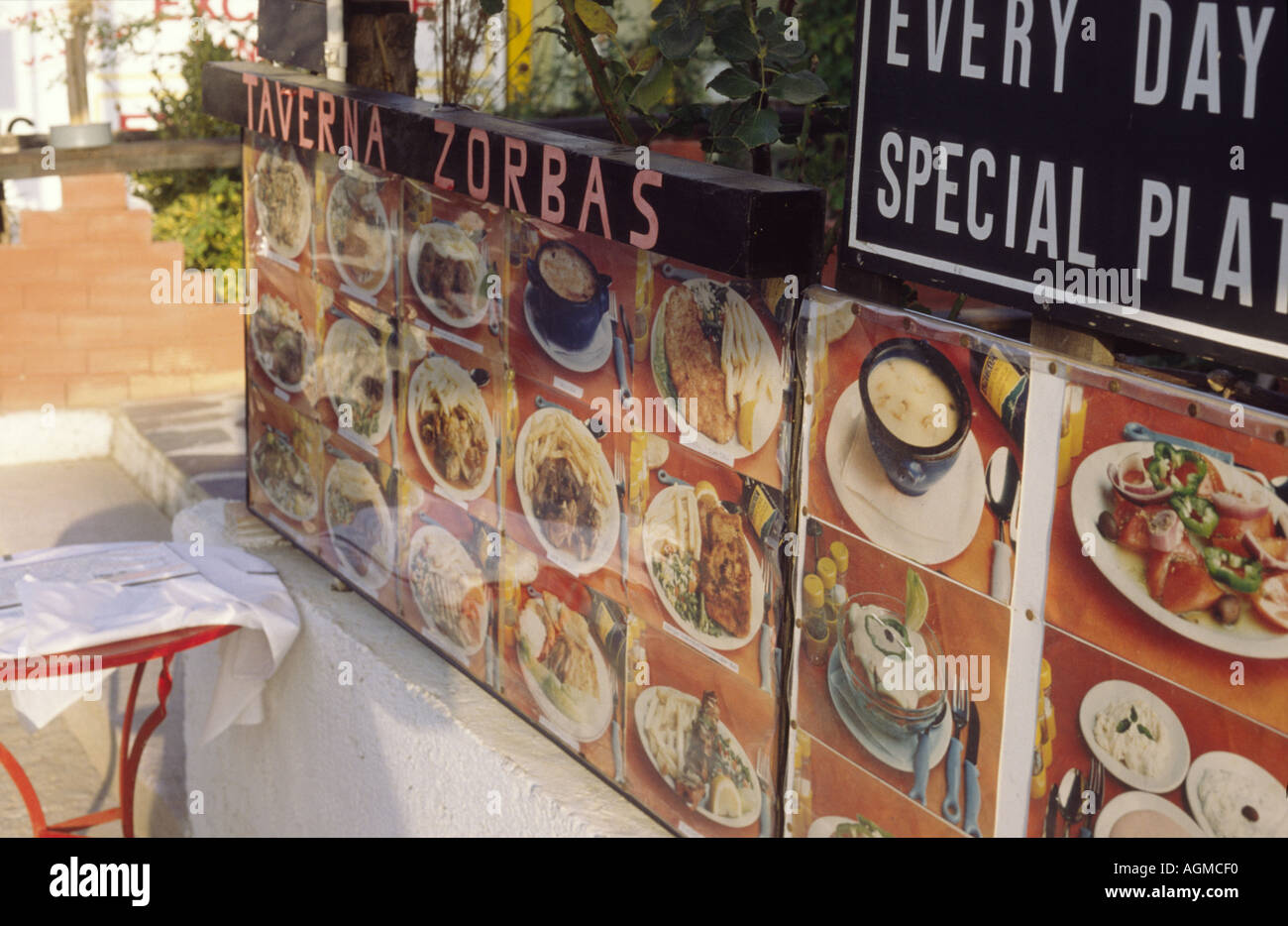 Una taverna scheda menu in Kato Daratso ad ovest di Chania, Creta. Foto Stock