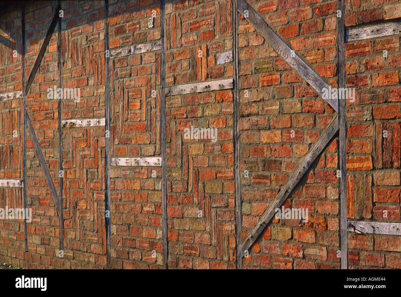 Il vecchio fienile muro nel Bedfordshire con mattoni e travi in legno a vista Foto Stock