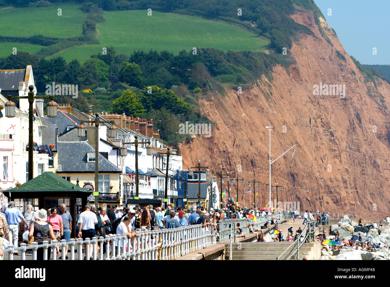 Una intensa giornata estiva durante la stagione di vacanza presso il villaggio inglese di Sidmouth Devon England Foto Stock