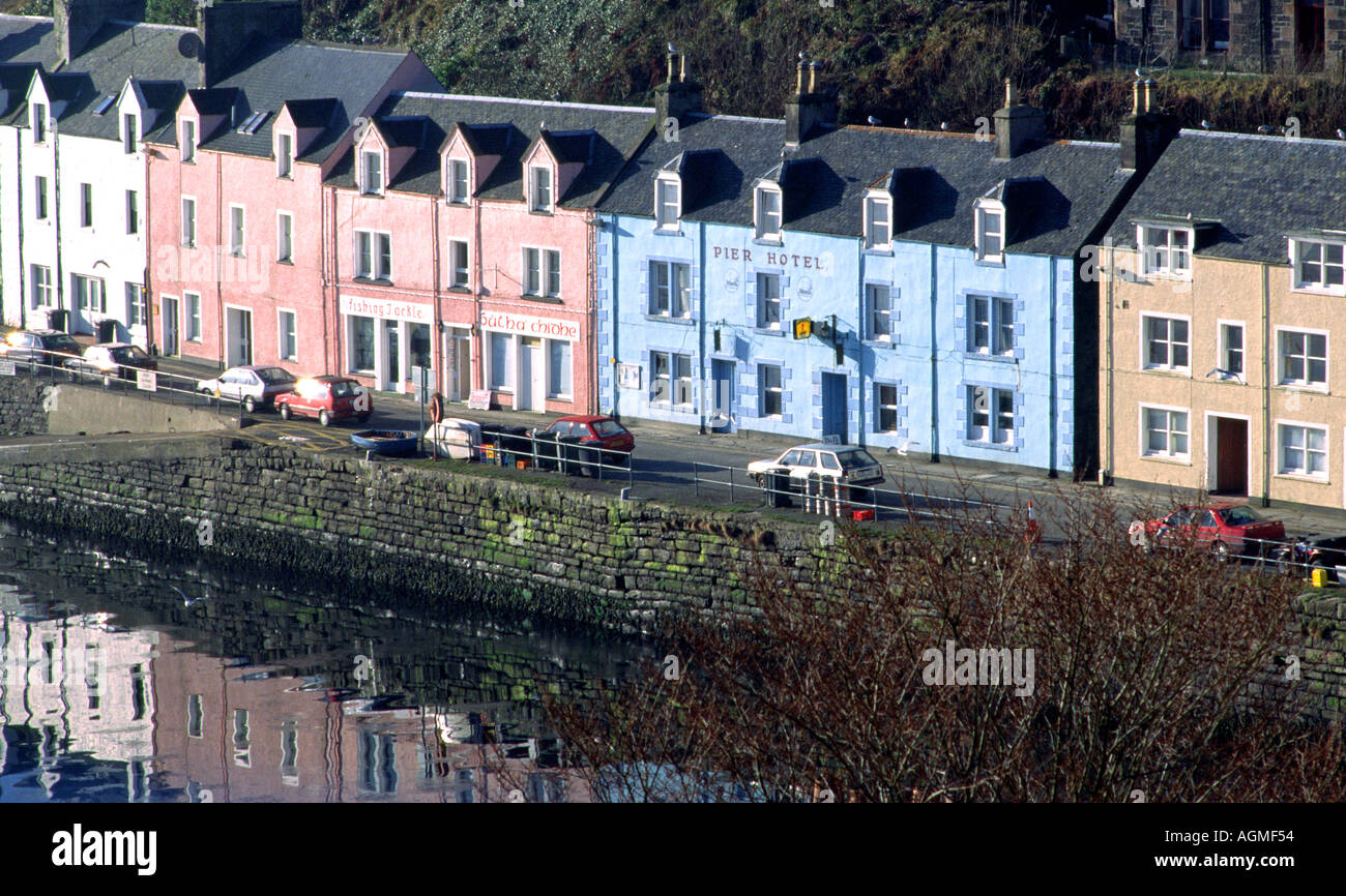 Le case dai colori pastello e cottage a Portree sull'Isola di Skye in Scozia Foto Stock