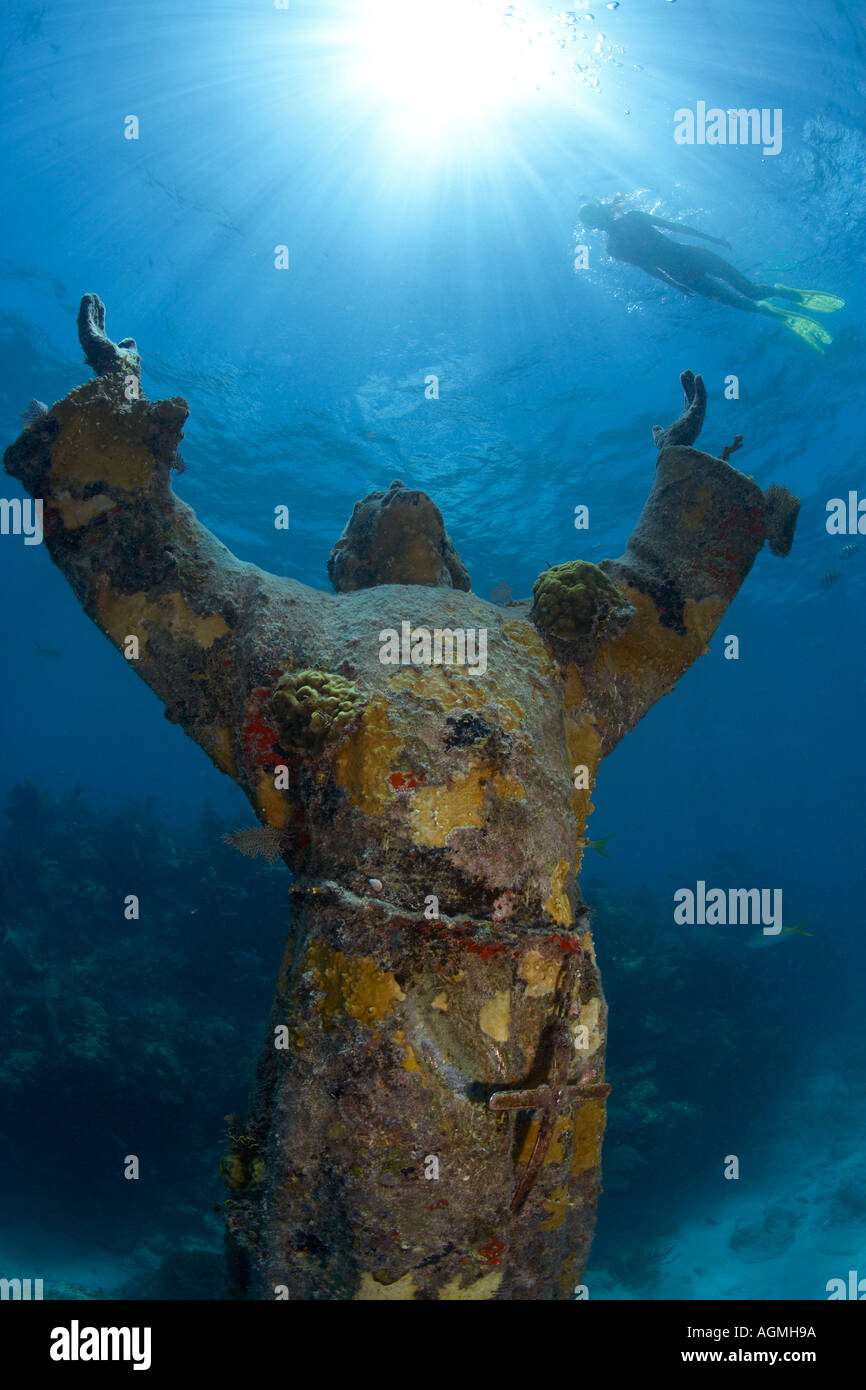 Cristo del profondo 9 statua in bronzo e snorkeler stato Pennecamp Park Key Largo Florida Foto Stock