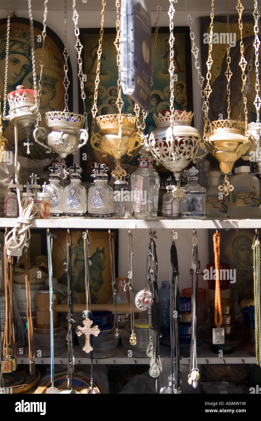 Bruciatori di incenso acqua santa di bottiglie, croce collane, icone e anche ginocchiere per la vendita in un negozio in Tinos, vicino a Mykonos, Grecia Foto Stock