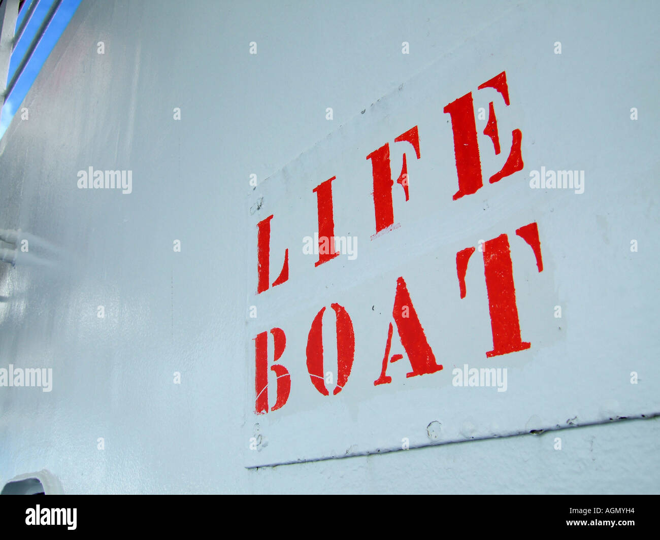 Red Life Boat testo stampata sulle navi deck Foto Stock