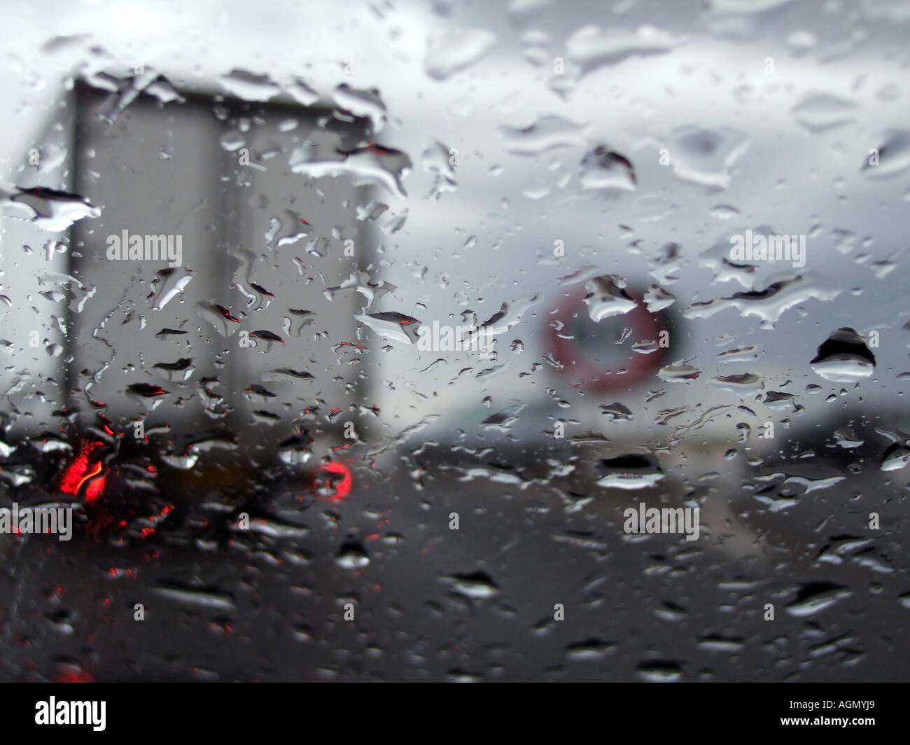 La pioggia sul parabrezza durante la guida di veicoli attraverso una tempesta di estate Foto Stock
