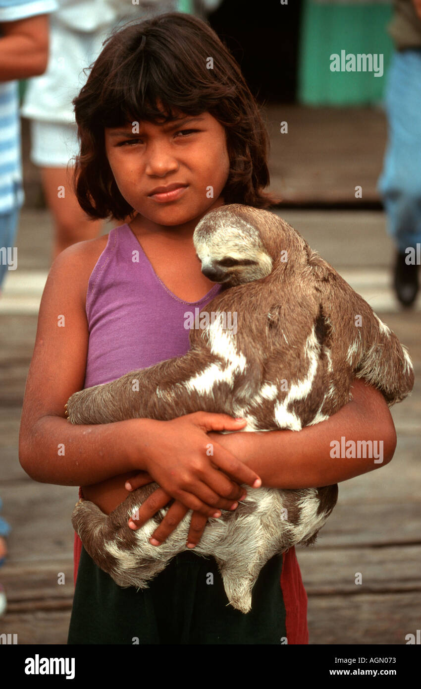 Bambino con un bradipo Bradypus tridactylus Lago Janauari Amazonas Brasile Foto Stock