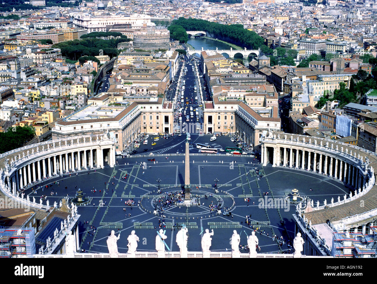 Vista dalla parte superiore della Basilica di San Pietro Vaticano Roma sulla Città del Vaticano e a Roma al di là Foto Stock