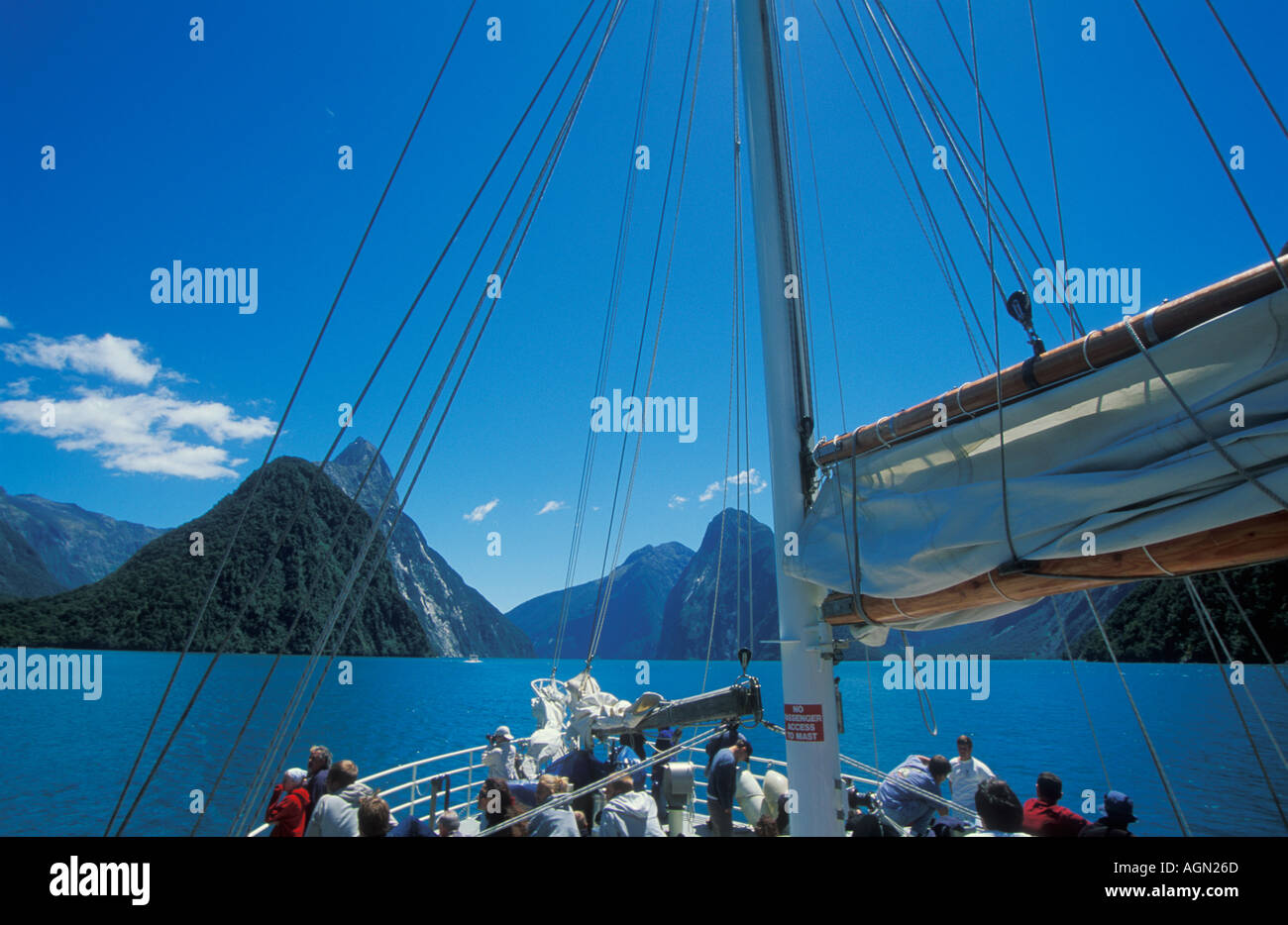 Vista di Milford Sound da una nave a vela Isola del Sud della Nuova Zelanda Foto Stock