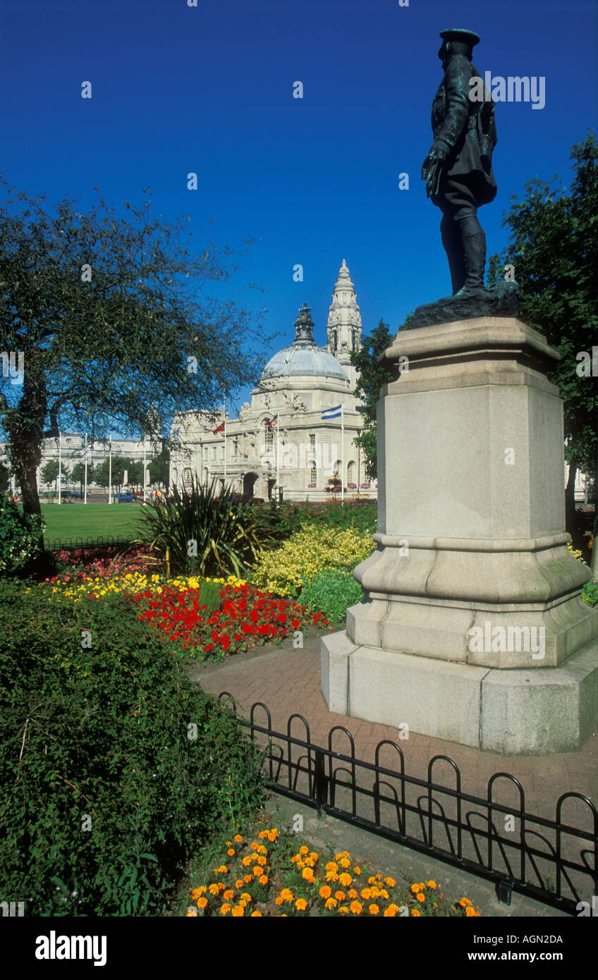 Cardiff city hall camere di consiglio dal Memoriale di guerra Gorsedd gardens Cardiff South Glamorgan South wales GB UK EU Europe Foto Stock