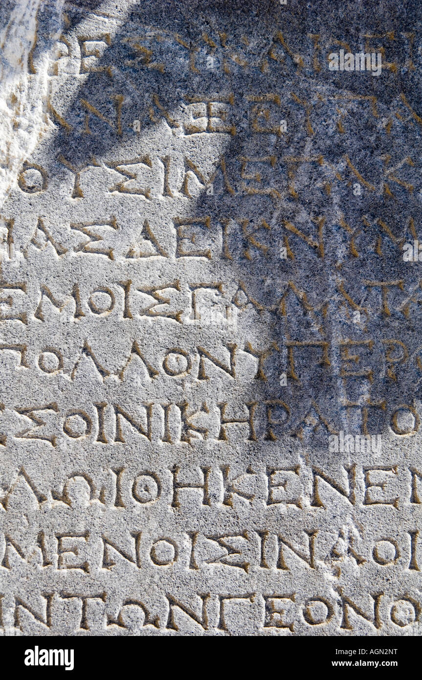 La scrittura greca in rovine sulla Delos, vicino a Mykonos, Grecia. Foto Stock