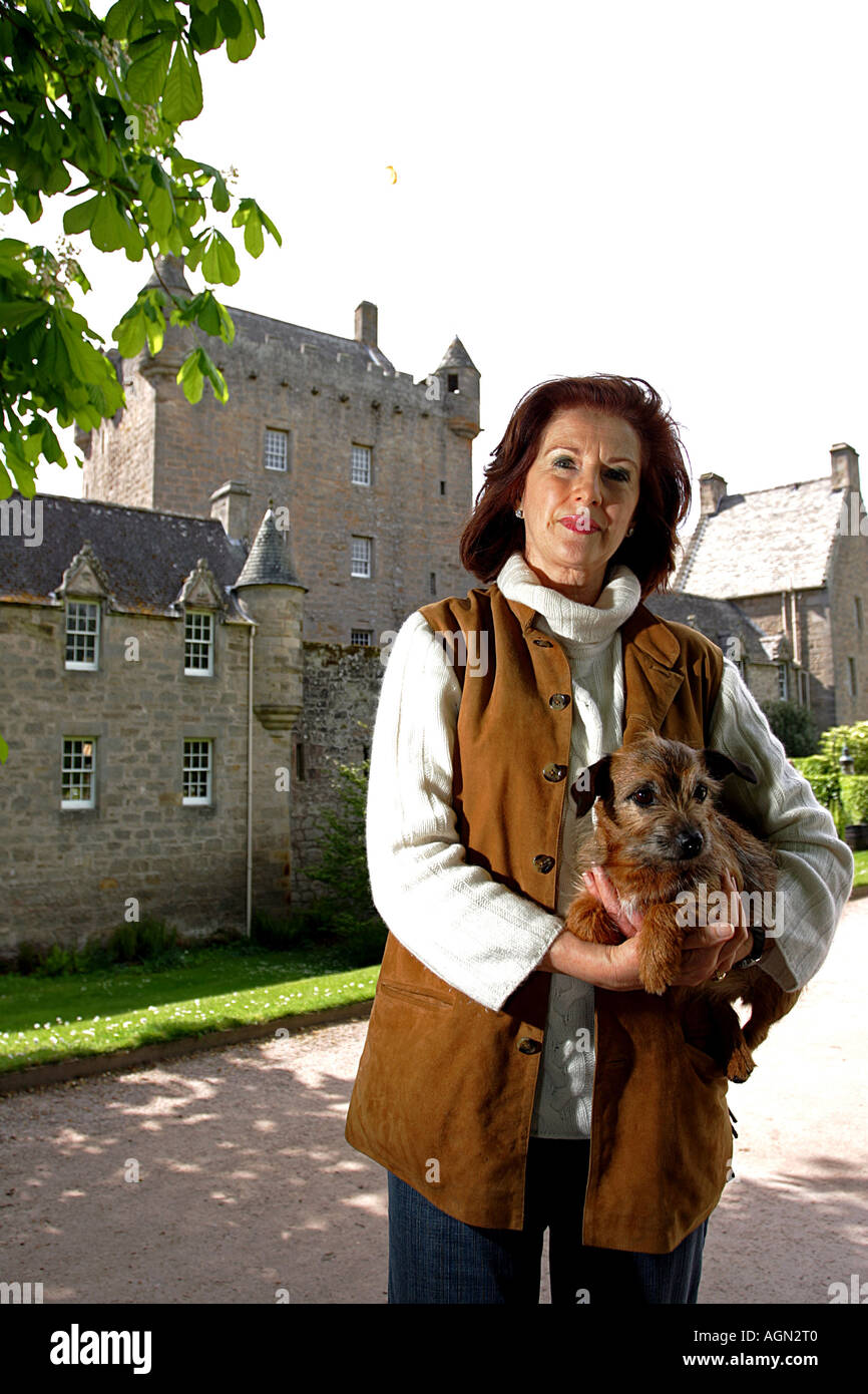 Signora Angelika, dowager Contessa di Cawdor, raffigurato nella parte anteriore del Cawdor Castle, Inverness-shire, Scozia Foto Stock
