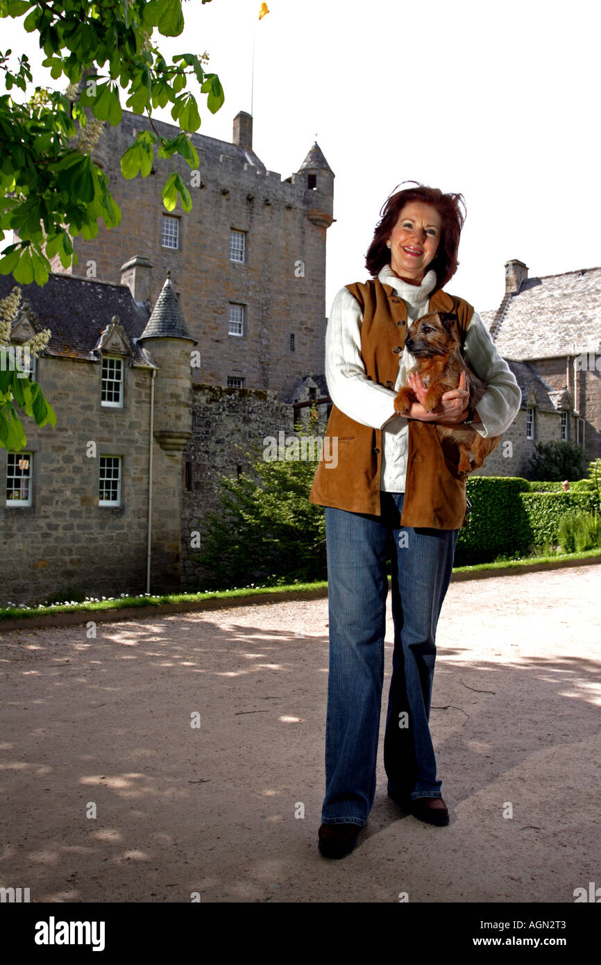 Signora Angelika, dowager Contessa di Cawdor, raffigurato nella parte anteriore del Cawdor Castle, Inverness-shire, Scozia Foto Stock