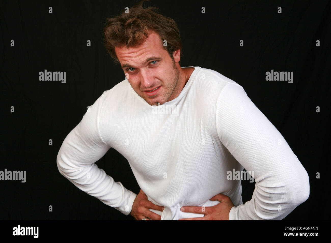 Giovane muscoloso 20s prese maschio doloroso pancia con gravi mal di stomaco indigestione ulcera problema addominale malattia Foto Stock