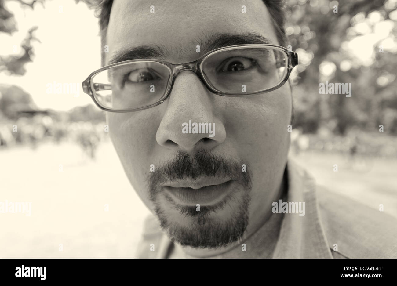 Divertente ritratto di un uomo occhiali baffi close up distord distorta naso grande guardare cercando in bianco nero Foto stock Alamy