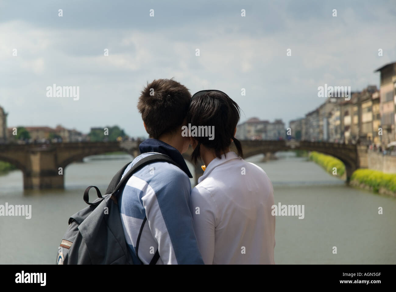 Coppia giovane in amore in piedi sul ponte di Firenze Italia Foto Stock