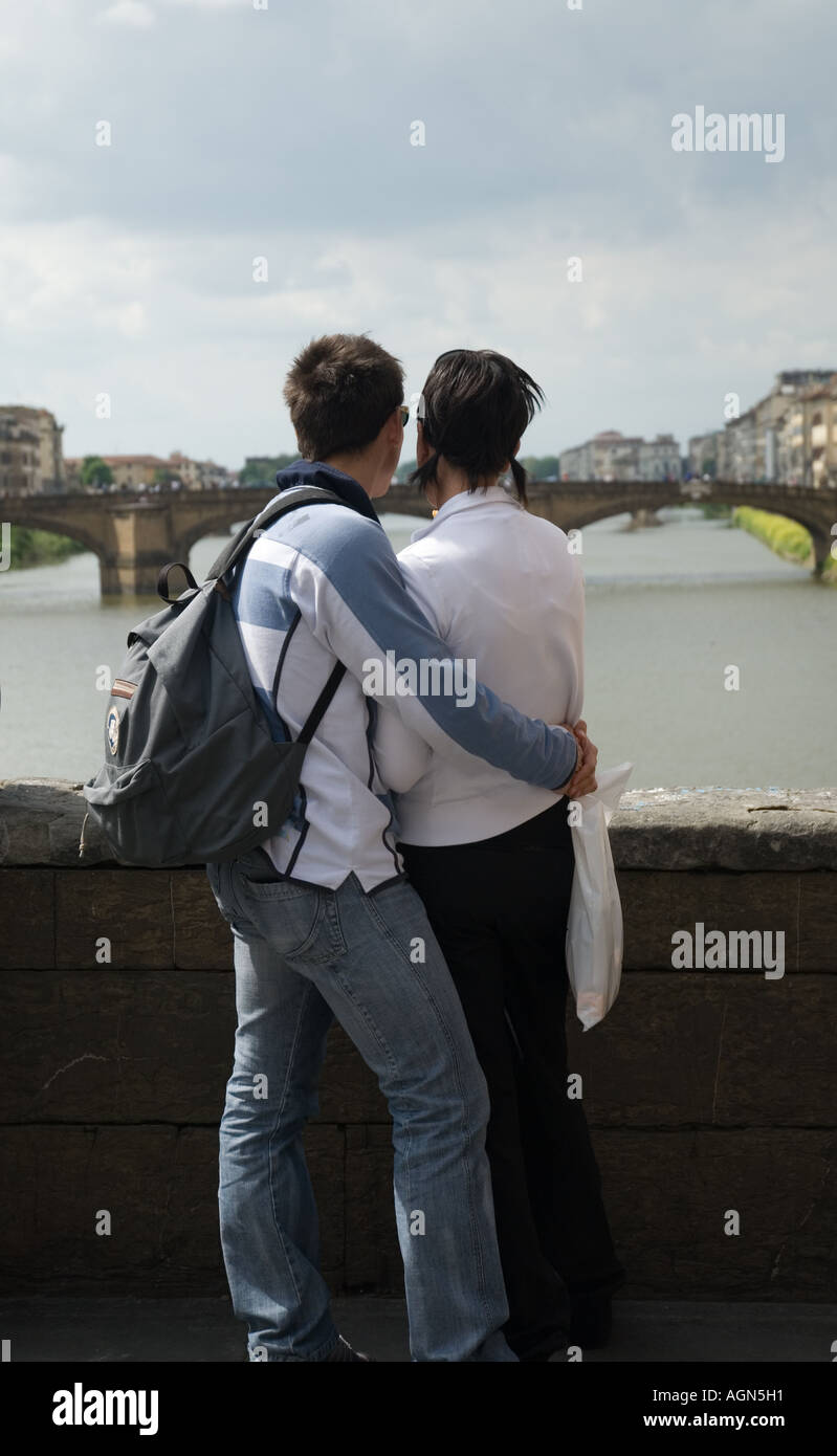 Coppia giovane in amore in piedi sul ponte di Firenze Italia Foto Stock