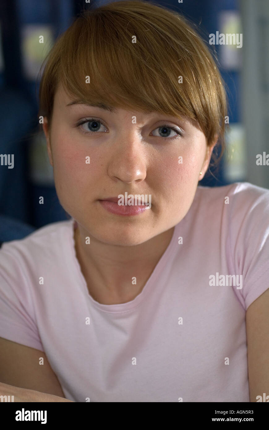 Giovane bella ragazza con gli occhi blu Foto Stock