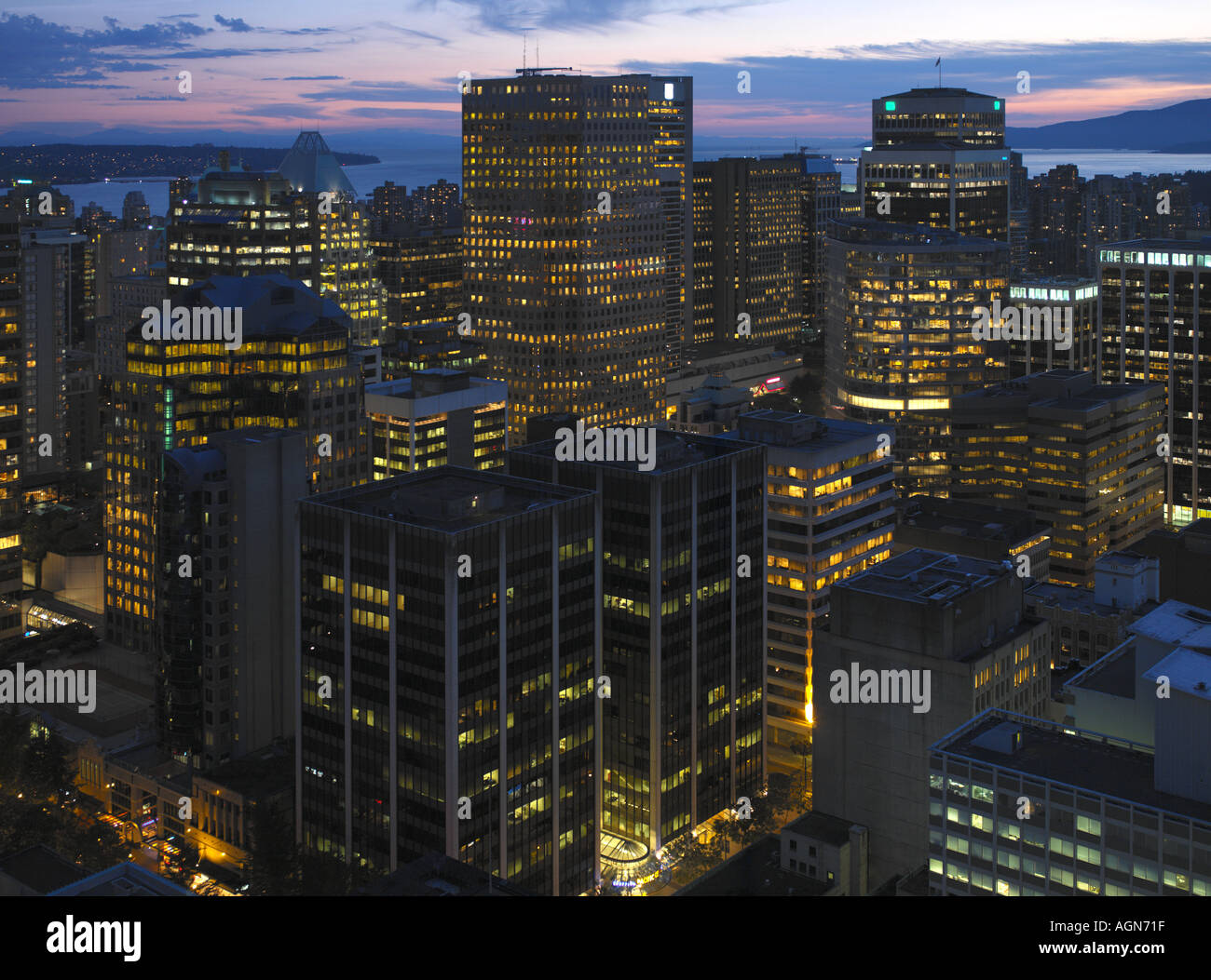 Il centro di Vancouver al crepuscolo Foto Stock