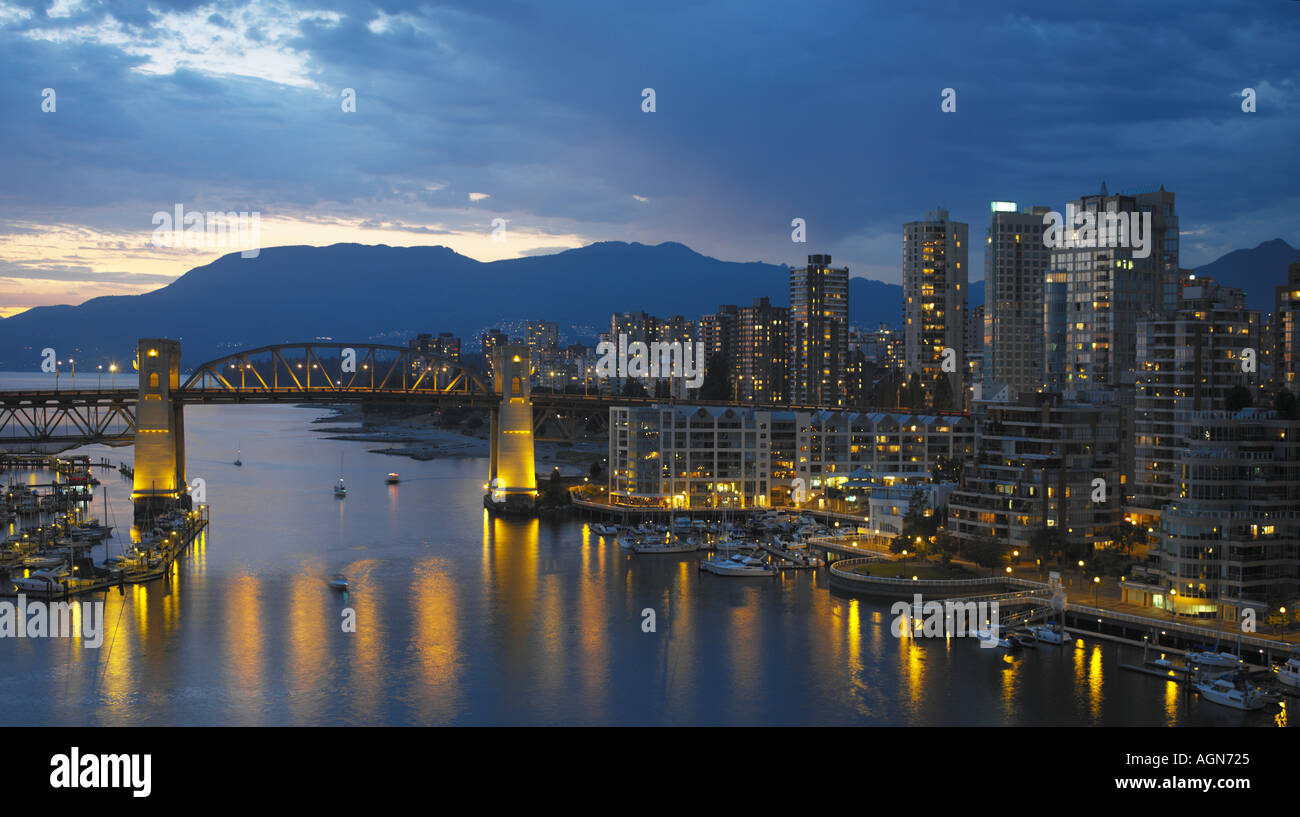 Vista del ponte Burrard su False Creek a Yaletown distretto di Vancouver in British Columbia in Canada Foto Stock
