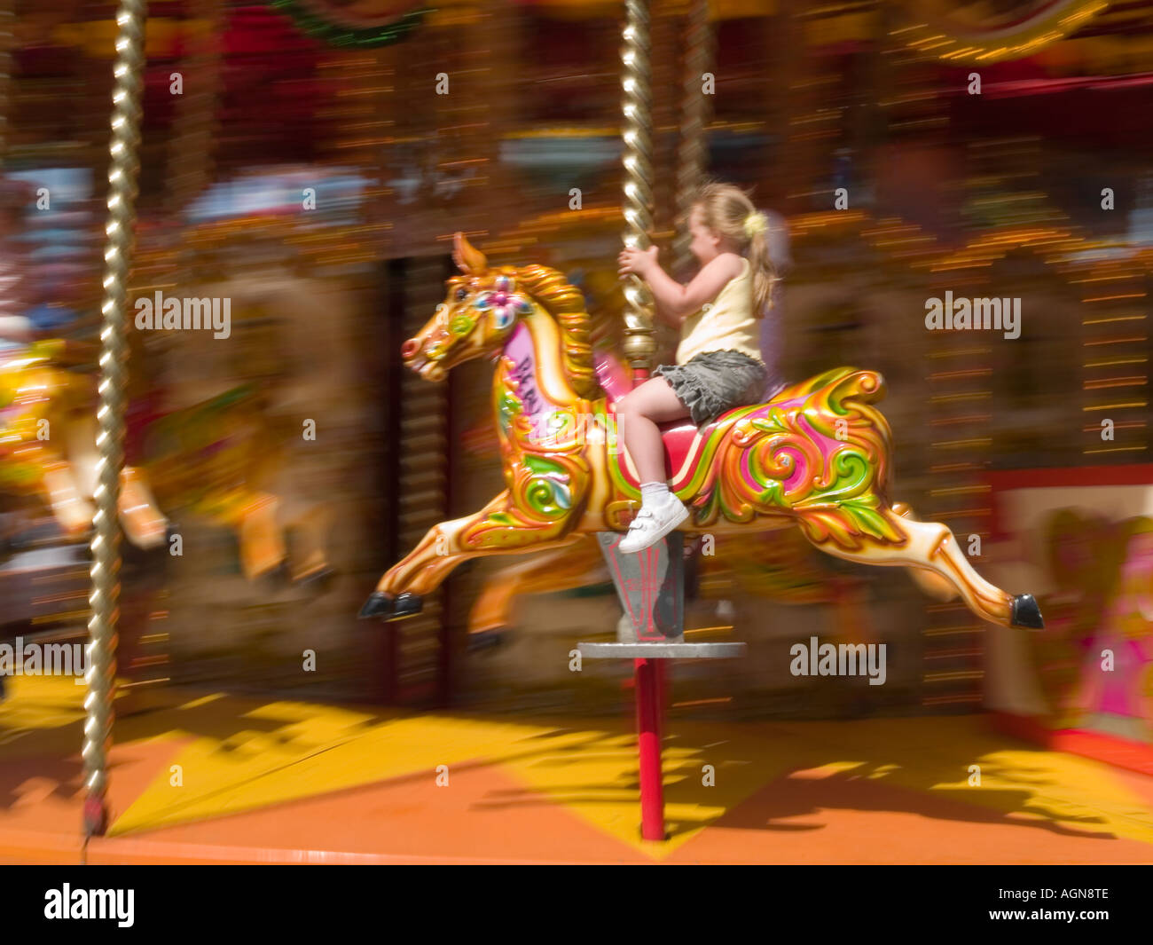 Ragazza a cavallo di una fiera a cavallo su una rotatoria a Kirkleatham redcar cleveland UK 2006 Foto Stock