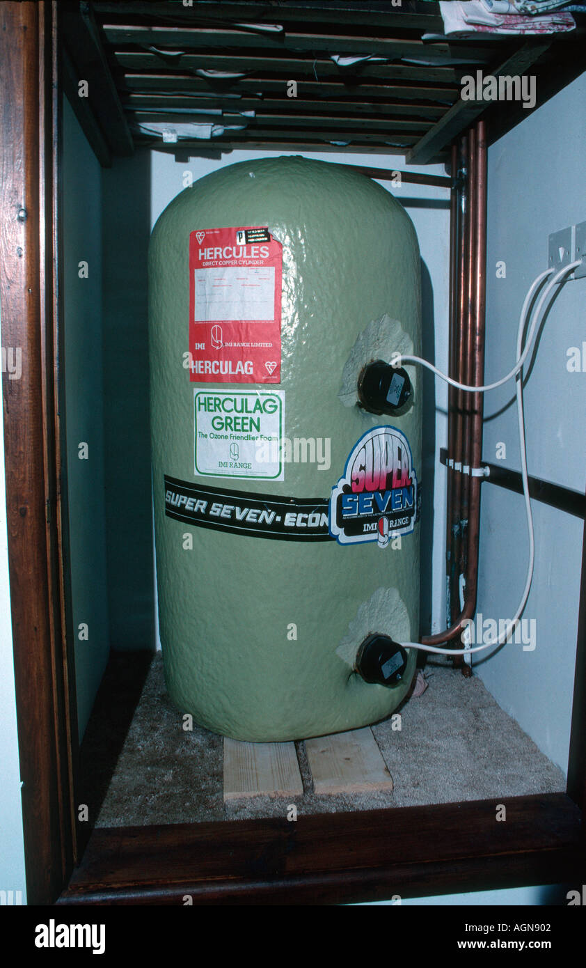 Isolato di acqua calda con cilindro rivestito a spruzzo la schiuma per evitare la perdita di calore nella credenza di aerazione Cotswold REGNO UNITO Foto Stock